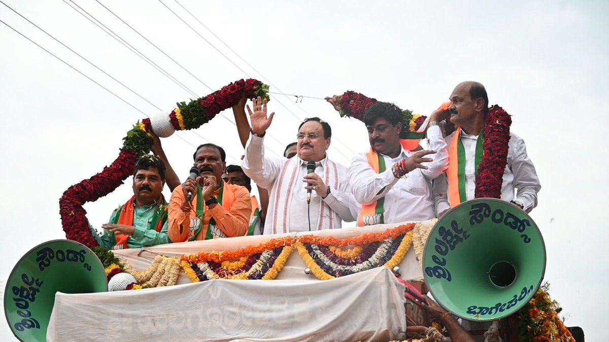 BJP4India's tweet photo. Visuals from BJP National President Shri @JPNadda's Roadshow in Bagepalli, Chikkaballapur, Karnataka. https://t.co/eXuLsMgnt2