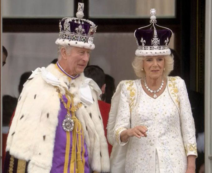 advmuso4writing's tweet photo. CORONATION OF KING CHARLES III
#KingCharlesIII is crowned as the #King of the #UnitedKingdom&other 14 #CommonwealthRealms in a Ceremony at #WestminsterAbbey.#KingCharlesIII came to the ceremony with his wife,#QueenCamilla May God bless #TheirMajesty #KingCharlesIII #QueenCamilla https://t.co/FlykWpqj37