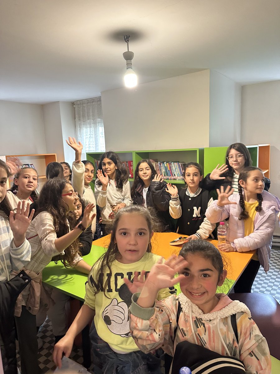 kutuphane3429's tweet photo. Kütüphanemizde "Bilge Köşk Günleri" etkinliği kapsamında Memurdan Armağan İlkokulu öğrencilerini ağırladık.

@KTBKYGM
@iktm34
@ktpyayimlar34
@BuyukcekmeceMem
@memurdanarmagan 

#Bilgeköşkgünleri 
#Kütüphanedehayatvar
#Kütüphanedeçocukvar https://t.co/UzP4oXWQ1T