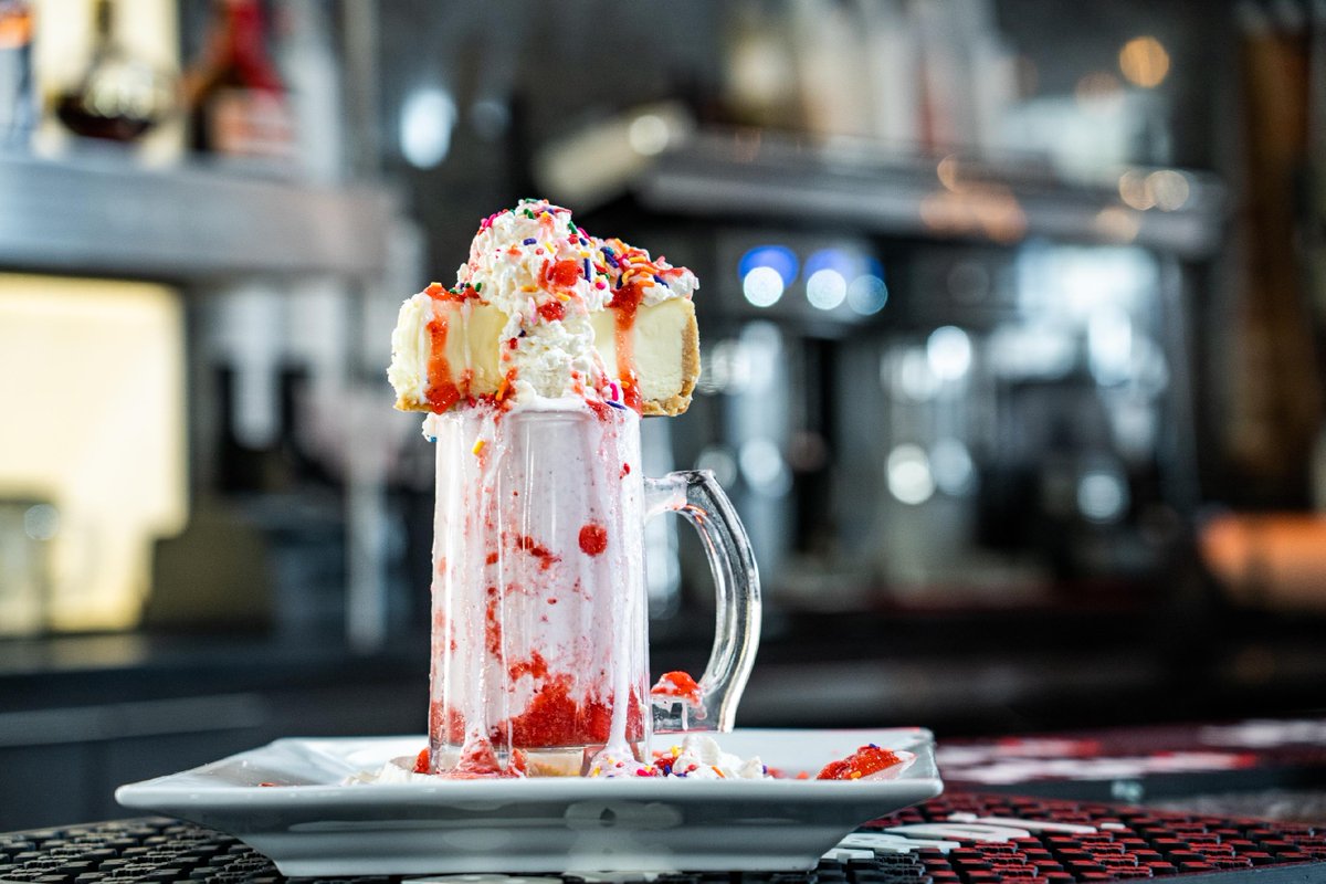 Cool off today and curb your craving with a Strawberry Cheesecake Freakshake! 🥵🍰

#milkshake #getmarked #grillmarks