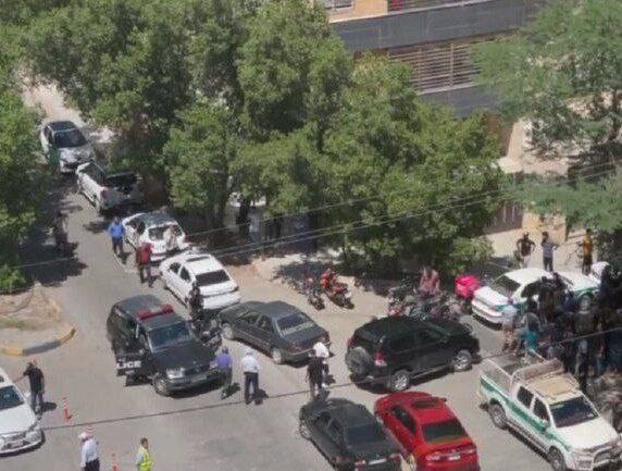 beyondthewalls2's tweet photo. قتل یک مامور پلیس حین درگیری مسلحانه در #اهواز
#سعید_ربیعی مامور پلیس در جریان درگیری مسلحانه در اهواز به ضرب گلوله مجروح وبه دلیل شدت جراحات کشته شد.

ادعا شده که این مامور در جریان تعقیب و گریز یک متهم به قتل رسیده است. https://t.co/la2PmbB5jy