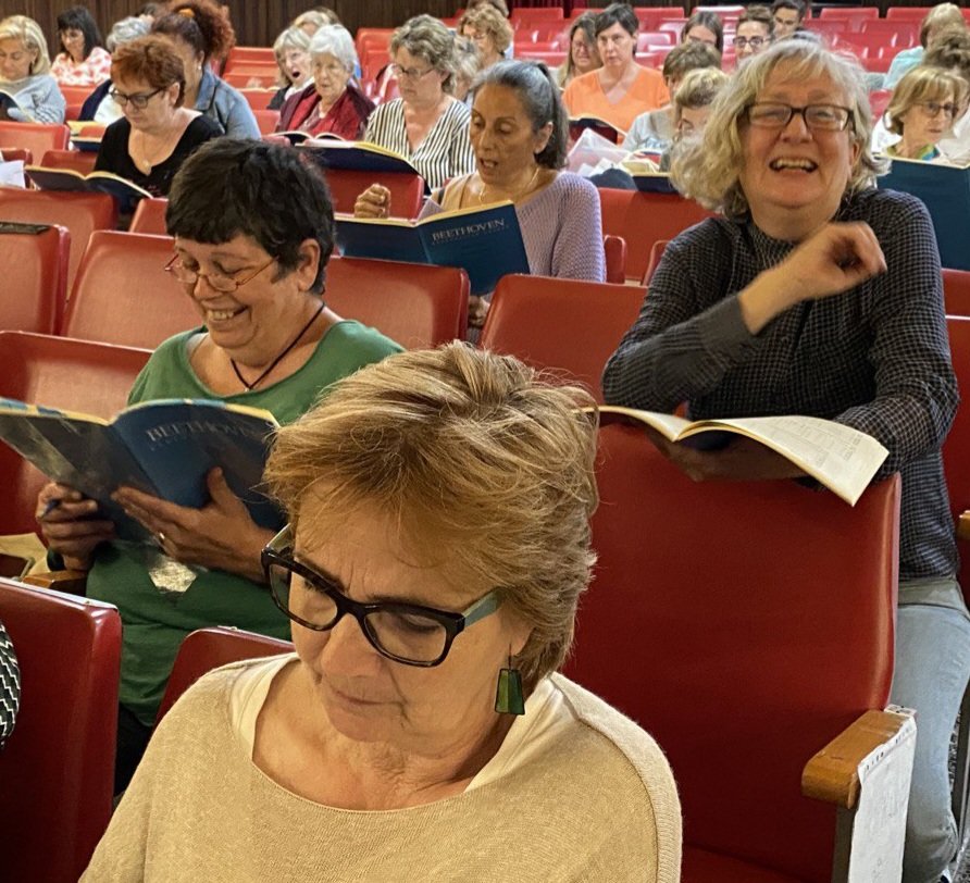 MessiesBcn's tweet photo. N'hi ha que ni en la pausa pel café deixen de repassar!
Ha de donar exemple, per algo és #lapresi 🙃
@OSupervia
📸 @JoanaUribe no ha parat de fer fotos dels cantaires! https://t.co/IQYlBRAy0z