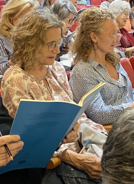 MessiesBcn's tweet photo. N'hi ha que ni en la pausa pel café deixen de repassar!
Ha de donar exemple, per algo és #lapresi 🙃
@OSupervia
📸 @JoanaUribe no ha parat de fer fotos dels cantaires! https://t.co/IQYlBRAy0z