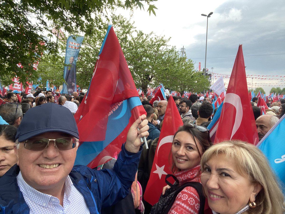 Bugün millet ittifakının mitingine katıldık. Herkes kibar, birbirine saygılı, şenlik içinde geçen bir mitingdi. Hakaret yok, azarlamak yok, tehdit yok, kadın erkek ayrımı yok kısacası bayram havasında bir seçim mitingi. Huzur için adalet için demokrasi için değişim zamanı.