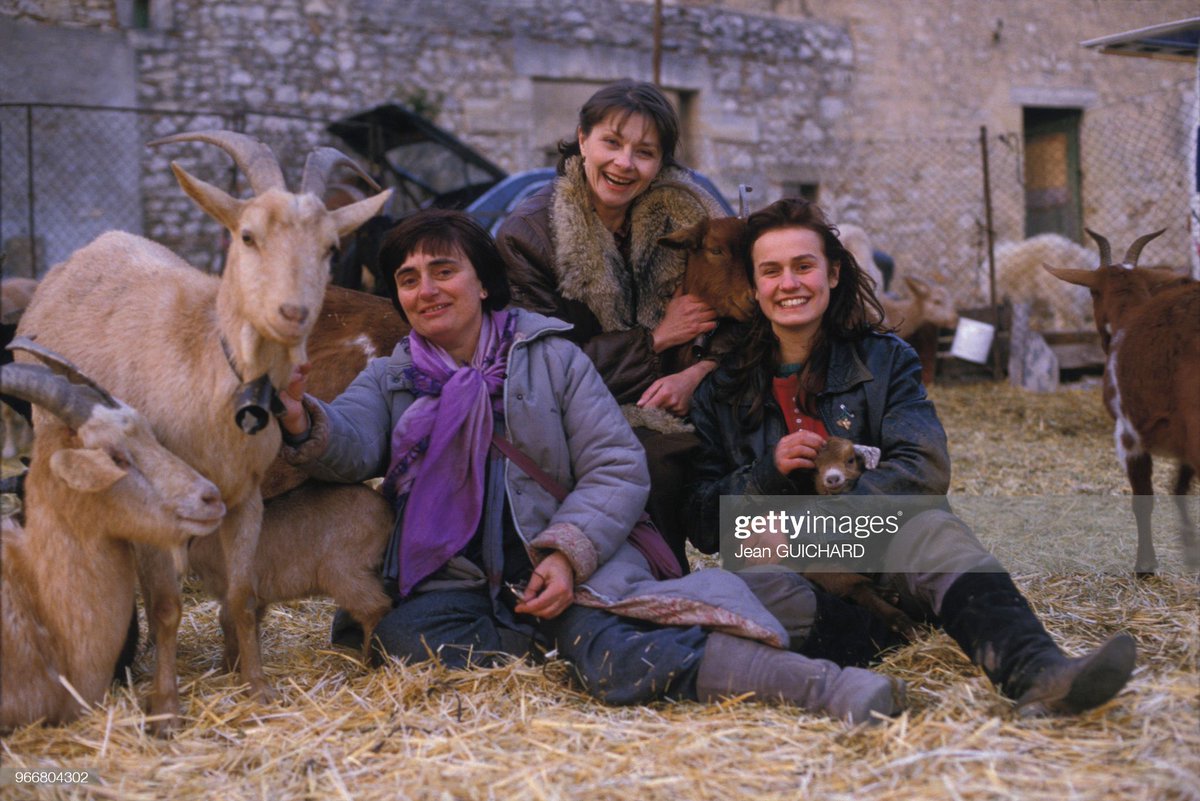 agnès varda, macha méril et sandrine bonnaire on the set of “sans toit ni loi” (1985)