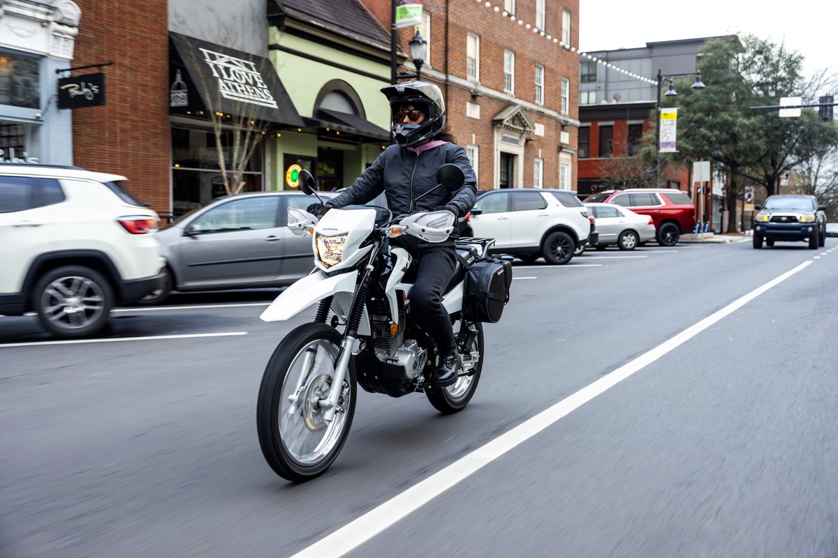 HondaPowersprts's tweet photo. Wherever you want to roam, the all-new XR150L is ready with standard handguards, an integrated rear rack, and Honda durability. #Honda #XR150L https://t.co/QvGXBi8VC6