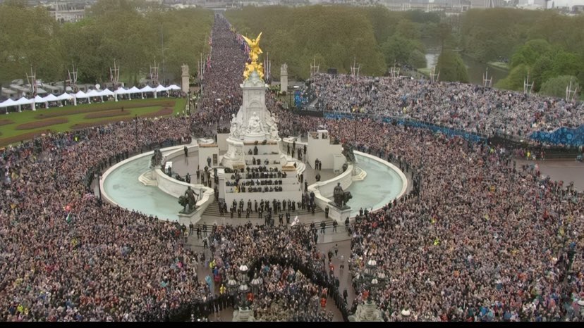 Twitter would have you thinking the monarchy was unpopular - 

The reality however paints a different story 👏❤️ 🇬🇧