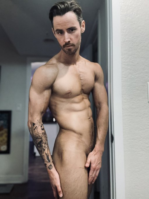 Help me settle this debate: Am I more of a Twunk or an Otter? https://t.co/49qQiBZhUI