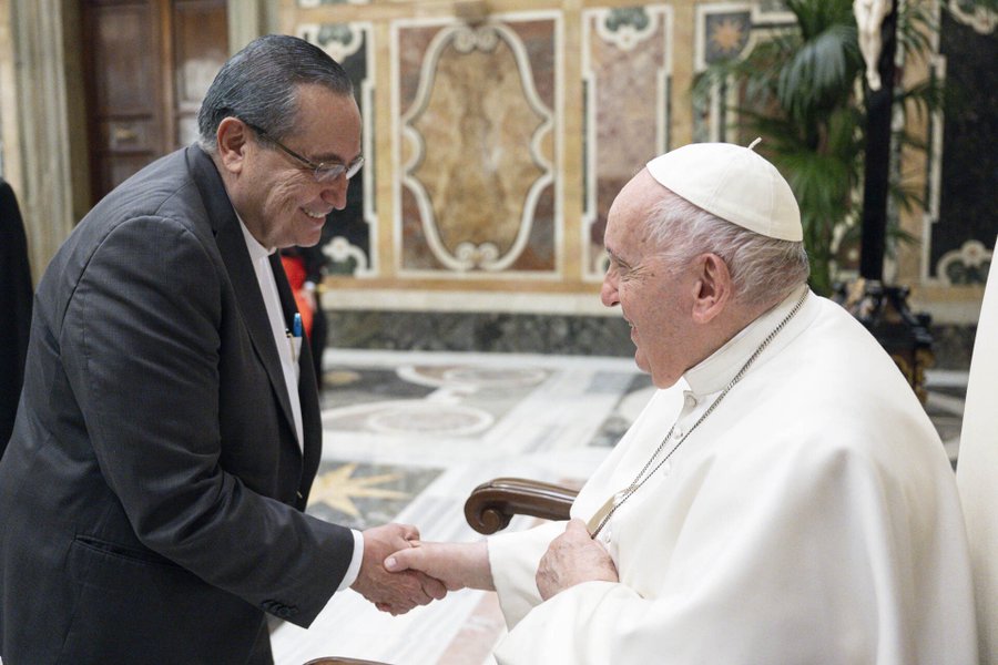 SistemaUNIVA's tweet photo. El Pbro. Lic. Francisco Ramírez Yáñez rector del Sistema #UNIVA se reunió con su Santidad el Papa Francisco @Pontifex_es, quien recibió a los rectores de universidades católicas reunidos por el 70 aniversario @Oducal https://t.co/rMzUKlgGl3