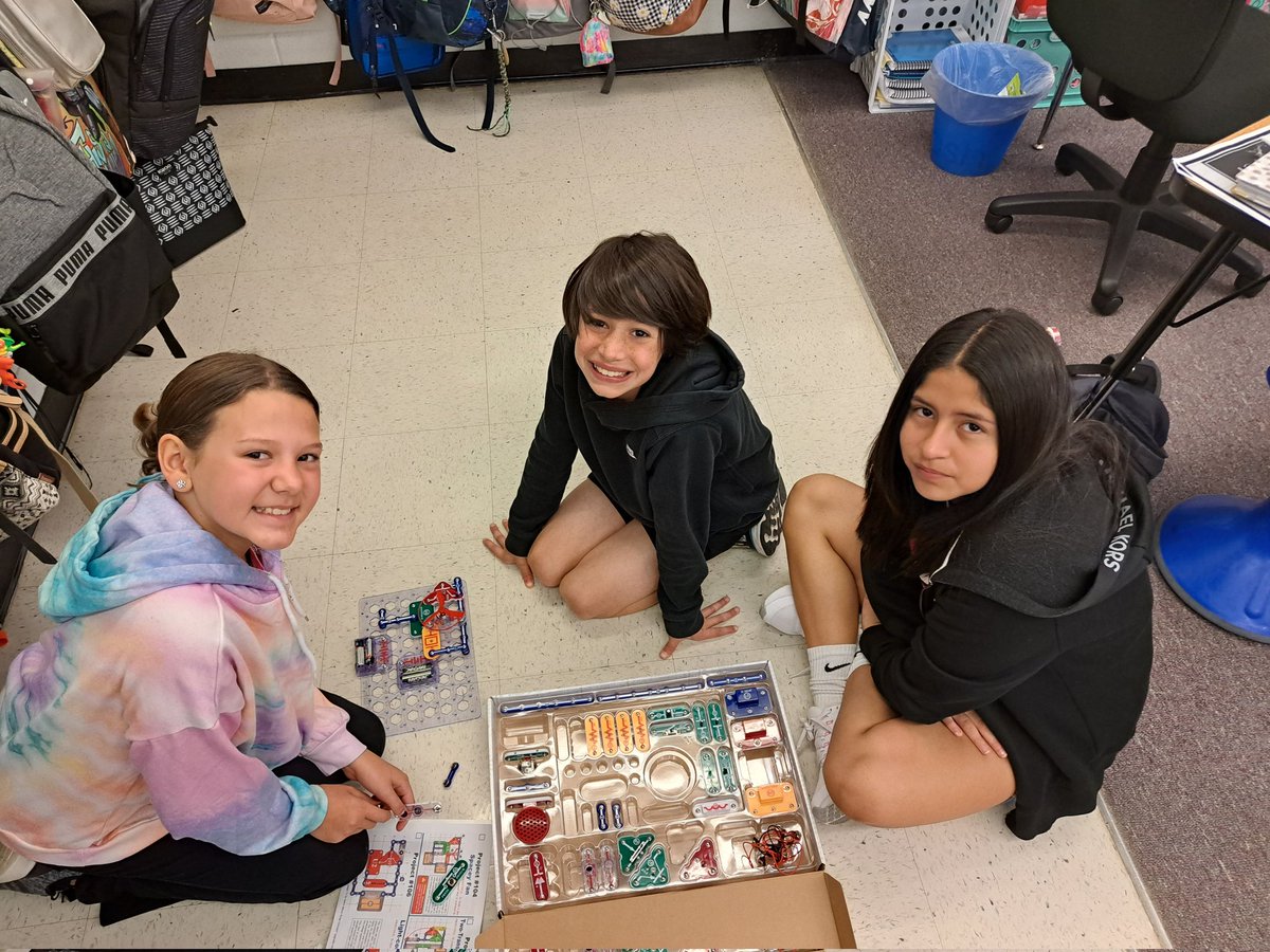 allisontmonroe's tweet photo. They could tell me how and why the circuits worked. They followed directions and made lights work and created sounds. Love these smart #5thgraderockets @VaughanRockets https://t.co/BAQKEsSitB