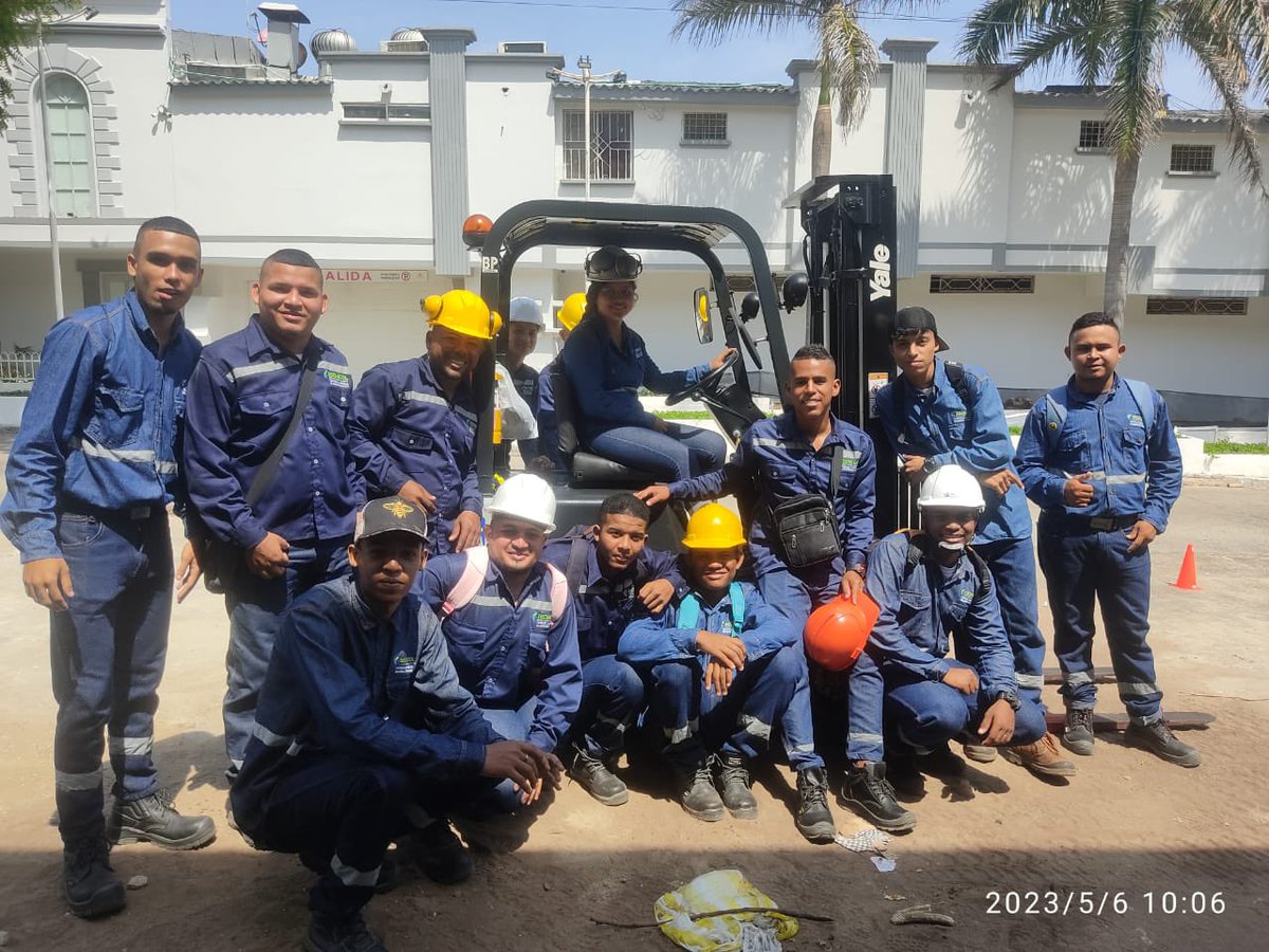 ITecnicol's tweet photo. Estamos #ModoPrácticas y pidiendo vía 😎

Que hermoso es ver a nuestros estudiantes cumpliendo sus sueños, más cuando se trata de mujeres, próximas a graduar como Técnica Laboral Operaria en Maquinaria Pesada 🚜👩🏻‍🎓👩🏻‍🏭💁🏼‍♀️. Siempre con el apoyo de  @FunTecnoglass @ChrisDaes https://t.co/KPYgarFviu