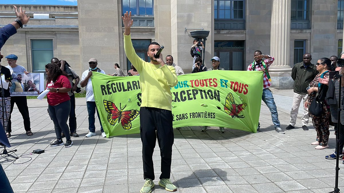 SolidariteMTL's tweet photo. Mouss donne son soutien pour la cause de #RegularisationPourTous
Il est la nouvelle révélation du Rap au Québec.
Originaire du maroc et ayant grandi au Canada, il cumule plus de 10 000 écoutes mensuels, dont une chanson ayant dépassé les 1 millions de vue sur YouTube https://t.co/wEfe1aGw5W