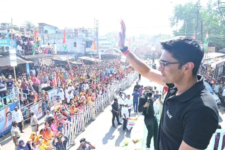 TMCPwithStudent's tweet photo. আজ ছিল #JonoSanjogYatra এর দ্বাদশতম দিন। মুর্শিদাবাদের রানিনগরের জনসভায় উপস্থিত ছিলেন সর্বভারতীয় সাধারণ সম্পাদক শ্রী @abhishekaitc.
#JonoSanjogYatra 
#TrinamooleNaboJowar
#BSP4TMCP https://t.co/y7WwhCt2Gc