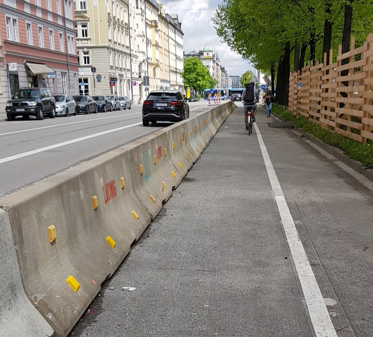 Nimm das, Paris! 
Beton-PBL können wir im Franzosenviertel Münchens auch!
#protectedbikelanes