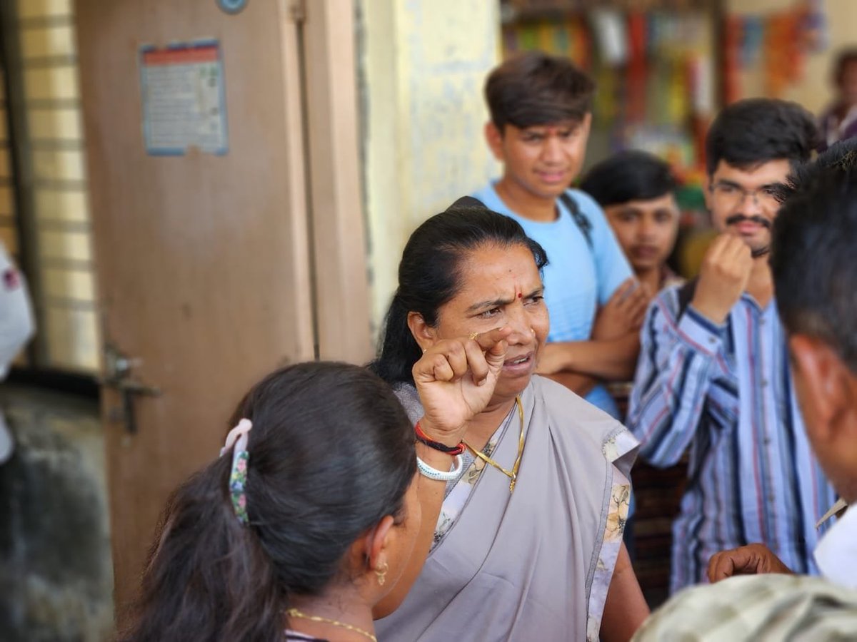 આજે તલાટી કમ મંત્રીની પરીક્ષા આપવા જતા વિદ્યાર્થીઓને અમદાવાદ જવા કોઇ બસની વ્યવસ્થા ન હતી,તેમને મને ફોન કરીને મદદ માગી તેમને મદદ કરવા વહીવટી તંત્રને જાણ કારી ભાભર થી અમદાવાદ જવા સ્પેશિયલ બસની વ્યવસ્થા કરી આપી, ભાભાર બસ સ્ટેશનમાં જઈ રૂબરૂ મુલાકાત લીધી.