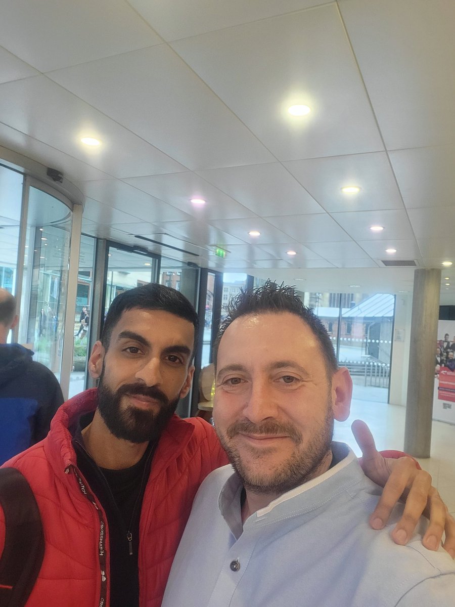 pky85's tweet photo. Nice to meet you today @Pav_147 thanks for the photo.... was great to finally meet some snooker twitter royalty 👑👑👑 https://t.co/rvWw1T6AfG