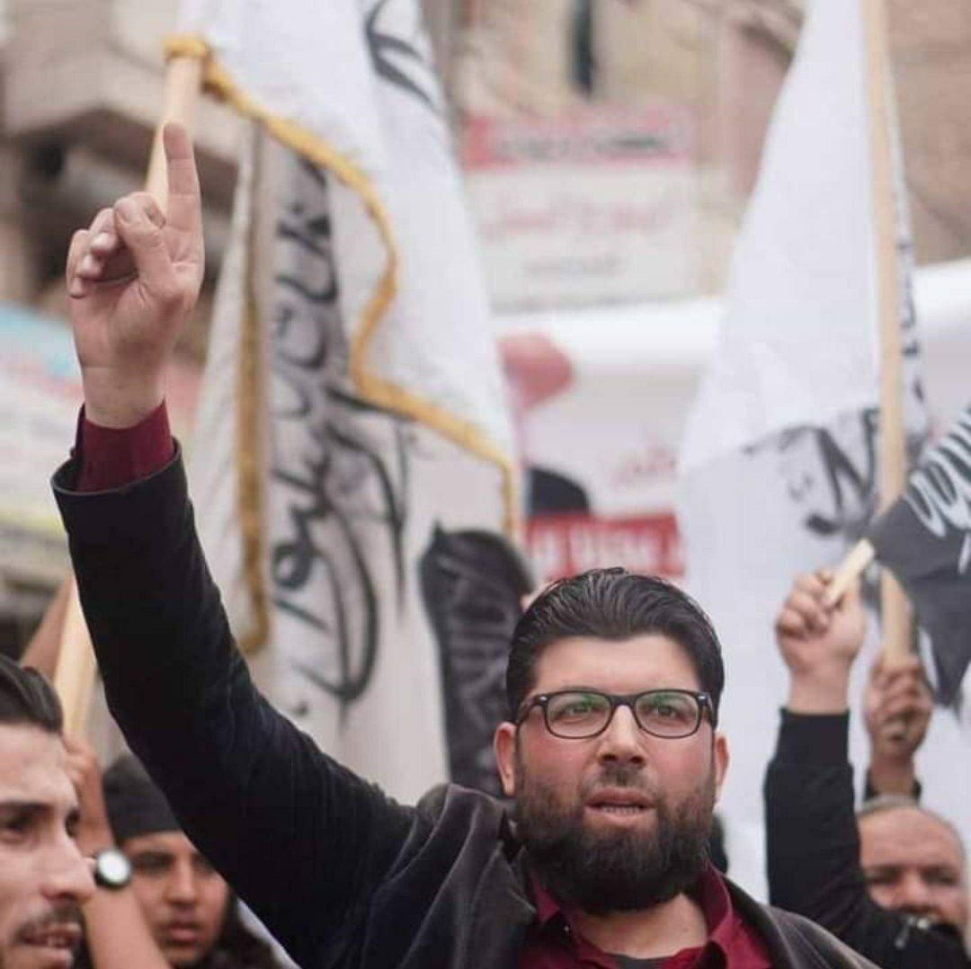 اعتقال الناشط عبد الرزاق مصري وسط #إدلب بعد اقتحام منزله من قبل أمنيين هيئة الجولاني وسرقوا ممتلكات المنزل وتم تعفيش البطاريات وبعض أدوات المطبخ