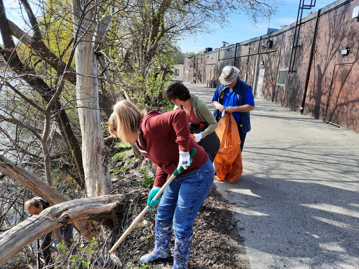 Guelph Hiking Trail Club partnering with the Rotary Trillium Club in a Clean And Green Acivity behind Wellington Plaza River Trail.Great morning's work followed by breakfast at Angels