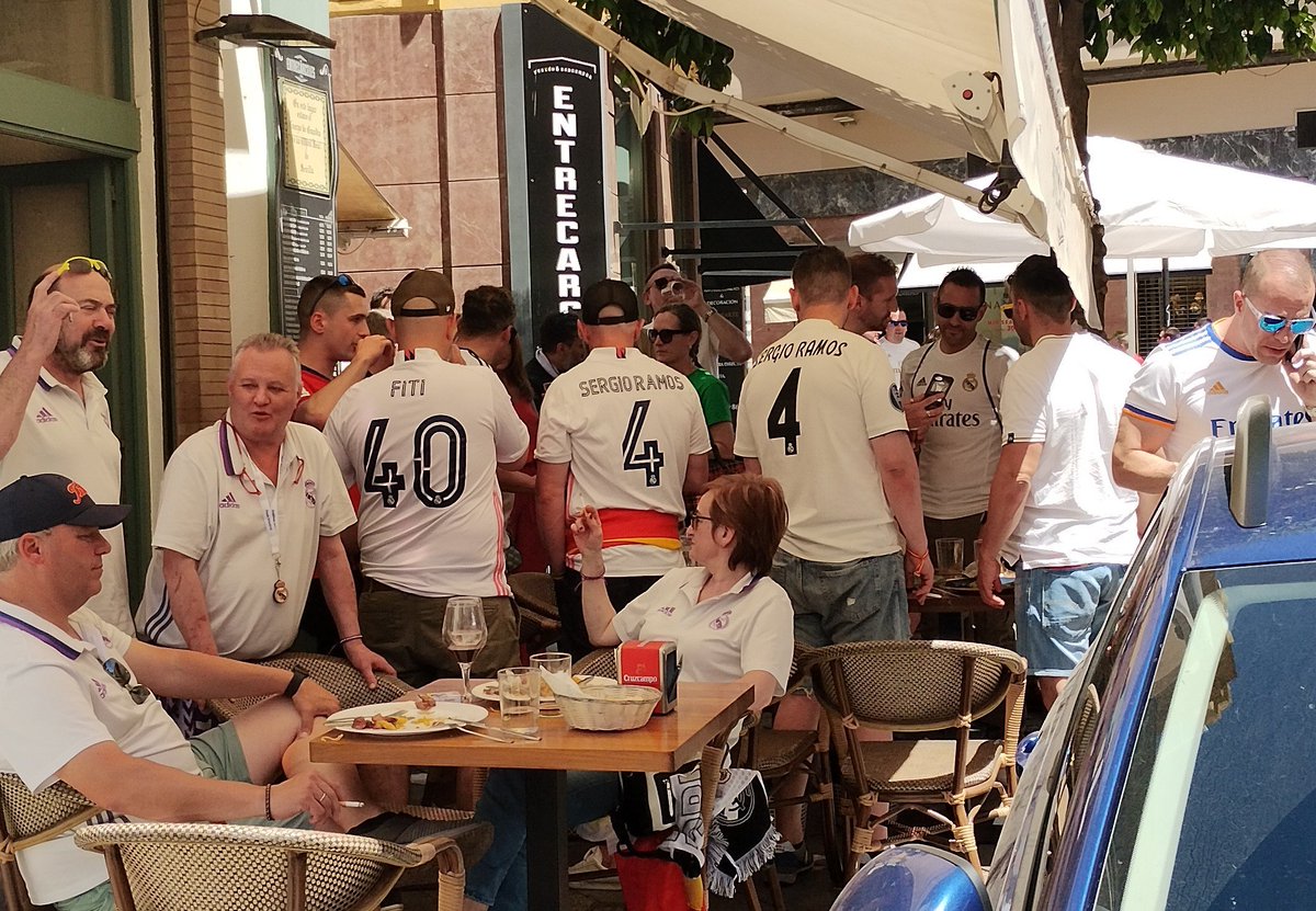 _AndySmith_'s tweet photo. Quiet weekend in Seville! Little did I know the #CopaDelRey was this weekend... R Madrid Vs Osasuna.... It's bedlam 😂 https://t.co/AExNuPaq2d