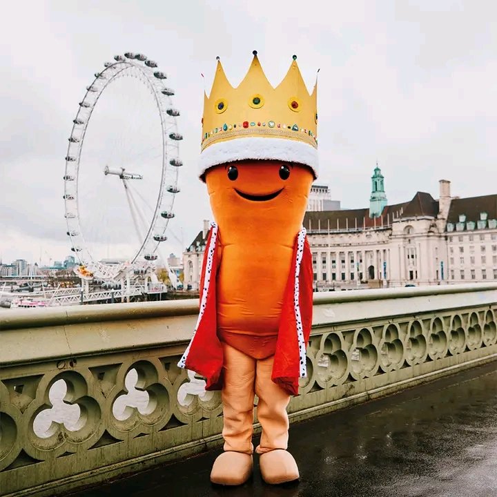 review__product's tweet photo. Of course Kevin had to get a slice of the London Pie! #KingKevin https://t.co/Z41mw0uwVx