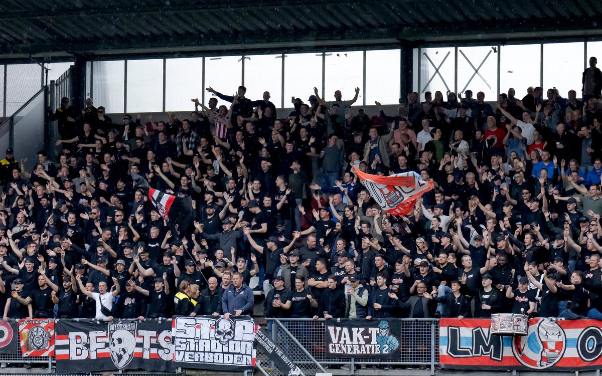 PSV's tweet photo. Passie en trots! ❤️‍🔥

#SPAPSV https://t.co/jzVtj2wHVR