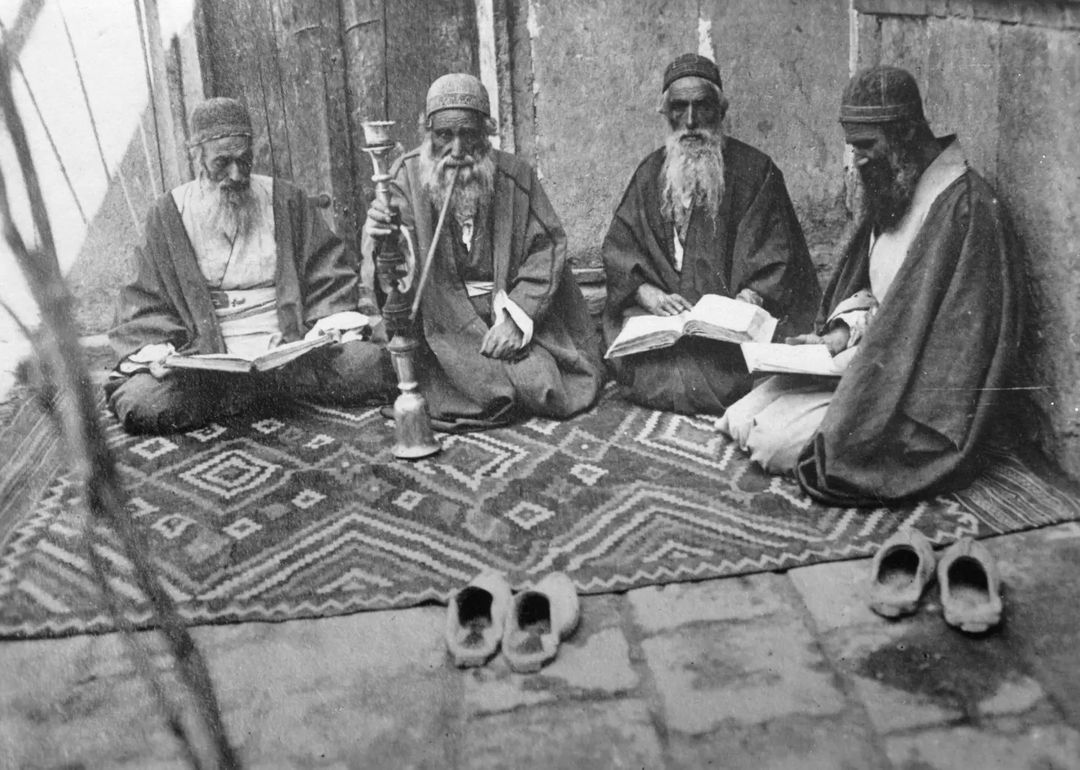 sraminabadi's tweet image. در شرح این عکس نوشته شده چند پیرمرد ایرانی در دهه ۱۹۱۰ میلادی مشغول کشیدن #قلیان و مطالعه کتاب

برای یک مجموعه مرتبط با تاریخ #دخانیات در ایران مجموعه ای از تصاویر و گزارشات مطبوعاتی مرتبط در صد ساله اخیر جمع آوری کرده بودم که در در بین آن ها این عکس نظرم رو جلب کرد...😂

#hooka