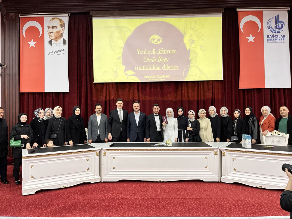eminogluenes's tweet photo. Teşkilatımızın kıymetli gönüllüleri, Sema ve Hüseyin kardeşimizin bu mutlu gününe şahitlik ettik. 

Hayırlı uğurlu olsun, Rabbim iki cihan saadeti nasip eylesin.

#AdımAdımİstanbul https://t.co/fHV2j16QQr