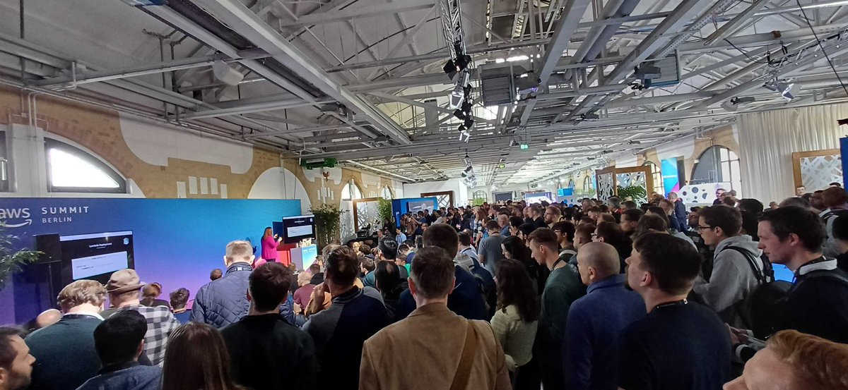 What a #AWSSummit Berlin this year 🤩 I’m so thankful for this opportunity and the people attending my session! Thanks a lot for the lovely feedback and all the questions to my talk ✨AWS CDK vs Terraform✨ 🥰
Thanks to <a href="/AWSCommunityDE/">German AWS Community</a> for keep supporting the DACH #community 🫶🏼