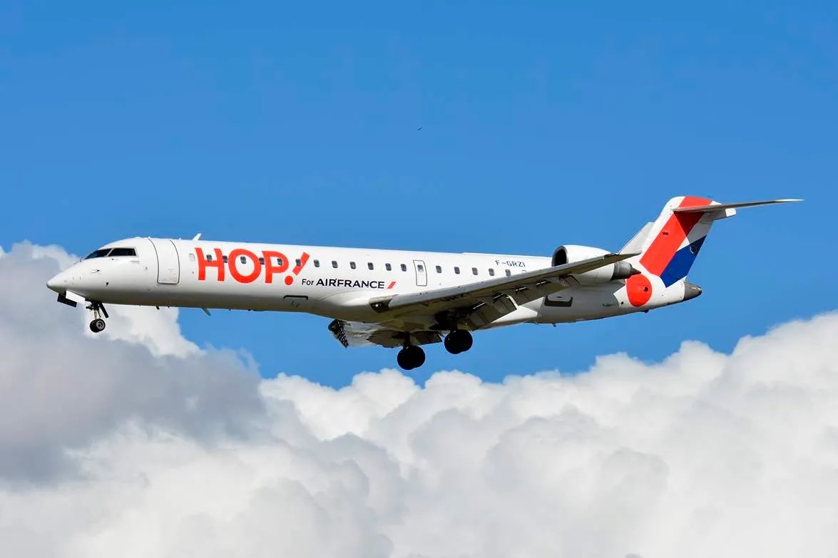 TraaaKe's tweet photo. Rejoins-moi au départ de Lyon Saint-Exupery ce soir à partir de 19h30 pour une soirée sur le CRJ700 Hop! 🔵⚪️🔴

En direct sur https://t.co/mqnTHDZKRs 🎉 https://t.co/fJHA0jj4Sx