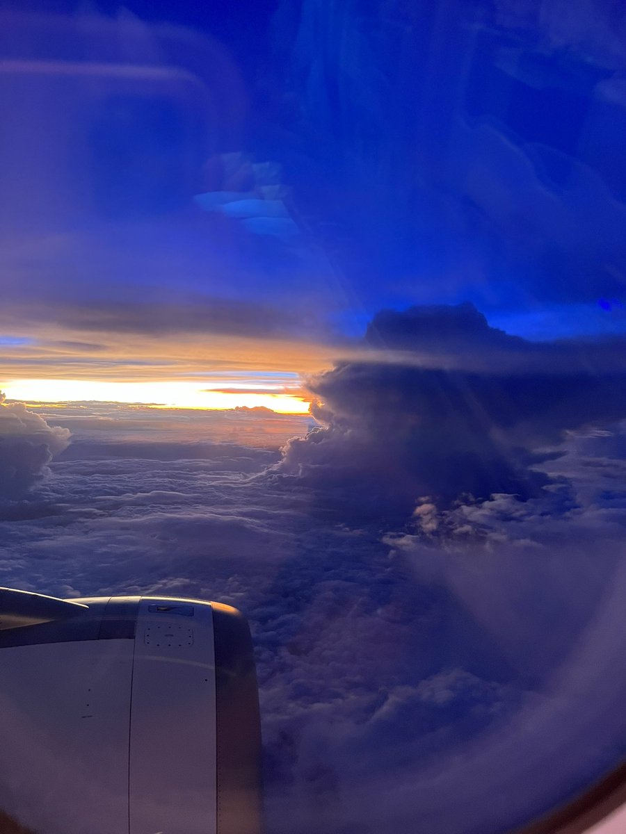 AshikaRanganath's tweet photo. Never miss a chance to fly at sunsets 🌅
I wouldn’t 🤭 
Don’t forget to look at my happy faces, swipe left… https://t.co/tsdtXQdIaV