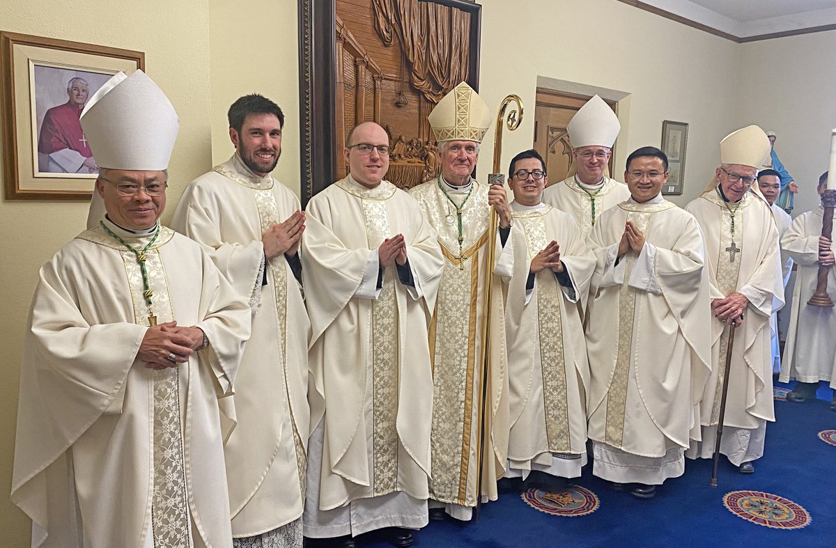 DioceseHamilton's tweet photo. Congratulations and blessings to our four newly ordained priests - Father Carlos Diaz, Father John Ha, Father Paul Niesiobedzki, and Father Jonathan Reitzel! https://t.co/eHbzYMEy7b