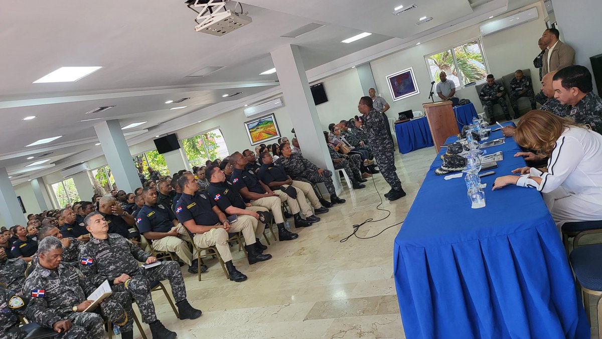 gabrielmercedez's tweet photo. Ahora el turno del señor Inspector Gral #PN general Pedro Eugenio Cordero Ubrí, en presencia del Director General d la @PoliciaRD mayor gral Eduardo Alberto Then, en el curso taller de orientación de los avances de la Reforma y Transformación Policial

@rd_policia @pesqueiradiego https://t.co/yautZnTCOb