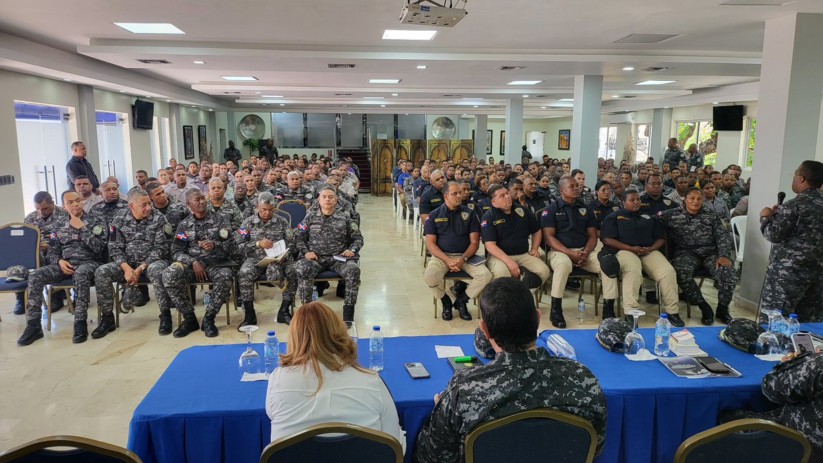 gabrielmercedez's tweet photo. Ahora el turno del señor Inspector Gral #PN general Pedro Eugenio Cordero Ubrí, en presencia del Director General d la @PoliciaRD mayor gral Eduardo Alberto Then, en el curso taller de orientación de los avances de la Reforma y Transformación Policial

@rd_policia @pesqueiradiego https://t.co/yautZnTCOb