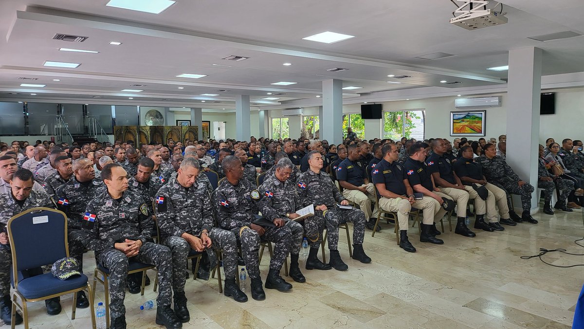 gabrielmercedez's tweet photo. Ahora el turno del señor Inspector Gral #PN general Pedro Eugenio Cordero Ubrí, en presencia del Director General d la @PoliciaRD mayor gral Eduardo Alberto Then, en el curso taller de orientación de los avances de la Reforma y Transformación Policial

@rd_policia @pesqueiradiego https://t.co/yautZnTCOb