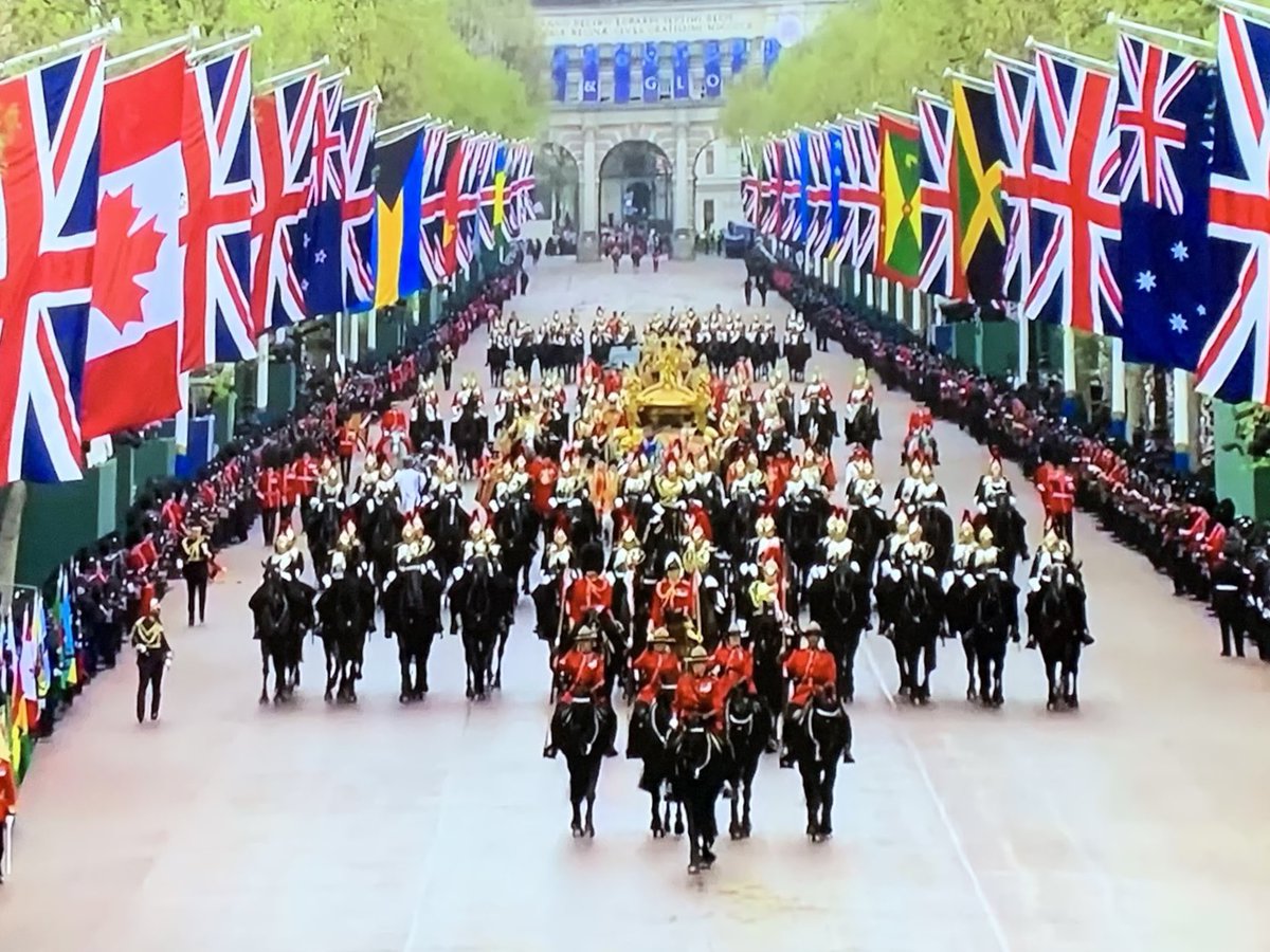 A Real Polícia Montada do Canadá, os 'Mounties', lidera a procissão #Coronation📷 em Londres da Abadia de Westminster ao Palácio de Buckingham após a coroação do novo rei do Canadá, o rei Carlos III. 👑📷#cdnpoli #cdncrown #RCMP