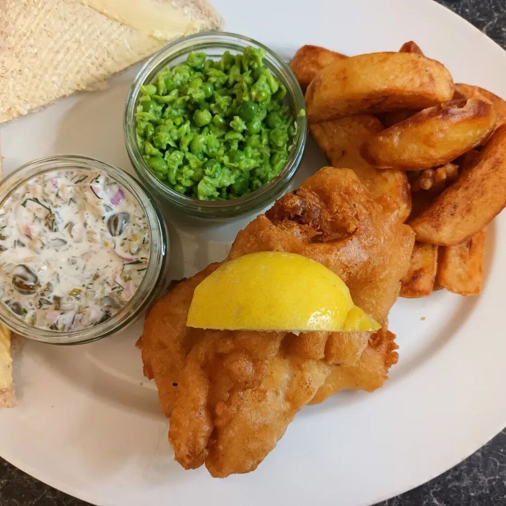 TFChefUK's tweet photo. Homemade Battered Haddock, Triple cooked chips, Crushed peas, Chunky Tartar sauce  A simple fake away favourite.  Beautiful Haddock in a light, crispy coating. What's better than that?  If you like what you see, hit me with a follow, and leave me a comme… https://t.co/nSFYWtkbXU https://t.co/TrQ8rqZ2gj