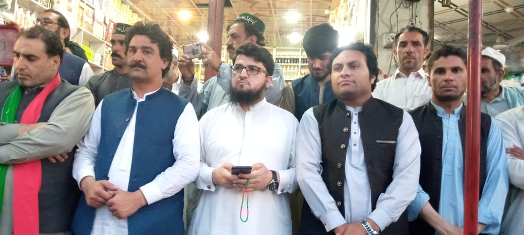 AMuneerPTI's tweet photo. کس کس کی خدایی کا شکایت کرے یارب
ہر موڑ پہ کچھ لوگ خدا بن کے کڑے ہے

ایین، قانون کی بالادستی کیلے آج امام انقلاب چیرمین پاکستان تحریک انصاف عمران خان صاحب کے حکم پر تحریک انصاف تحصیل خال دیر لوئر کے غیور ورکرز لبیک کہتے ہوئے جمع✌️
#istandwithconstitution
#I_StandWithSupremeCourt https://t.co/mlccuAeMf4