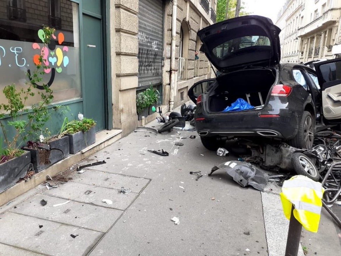 Mediavenir's tweet photo. 🇫🇷 FLASH - Un fils d’Éric #Zemmour, soupçonné d’avoir provoqué un accident en état d’ivresse, a été interpellé et placé en garde à vue. Il aurait refusé une priorité à un scooter à #Paris, blessant grièvement le conducteur du deux-roues et sa passagère. (Le Parisien) https://t.co/7k4JbBAeT5