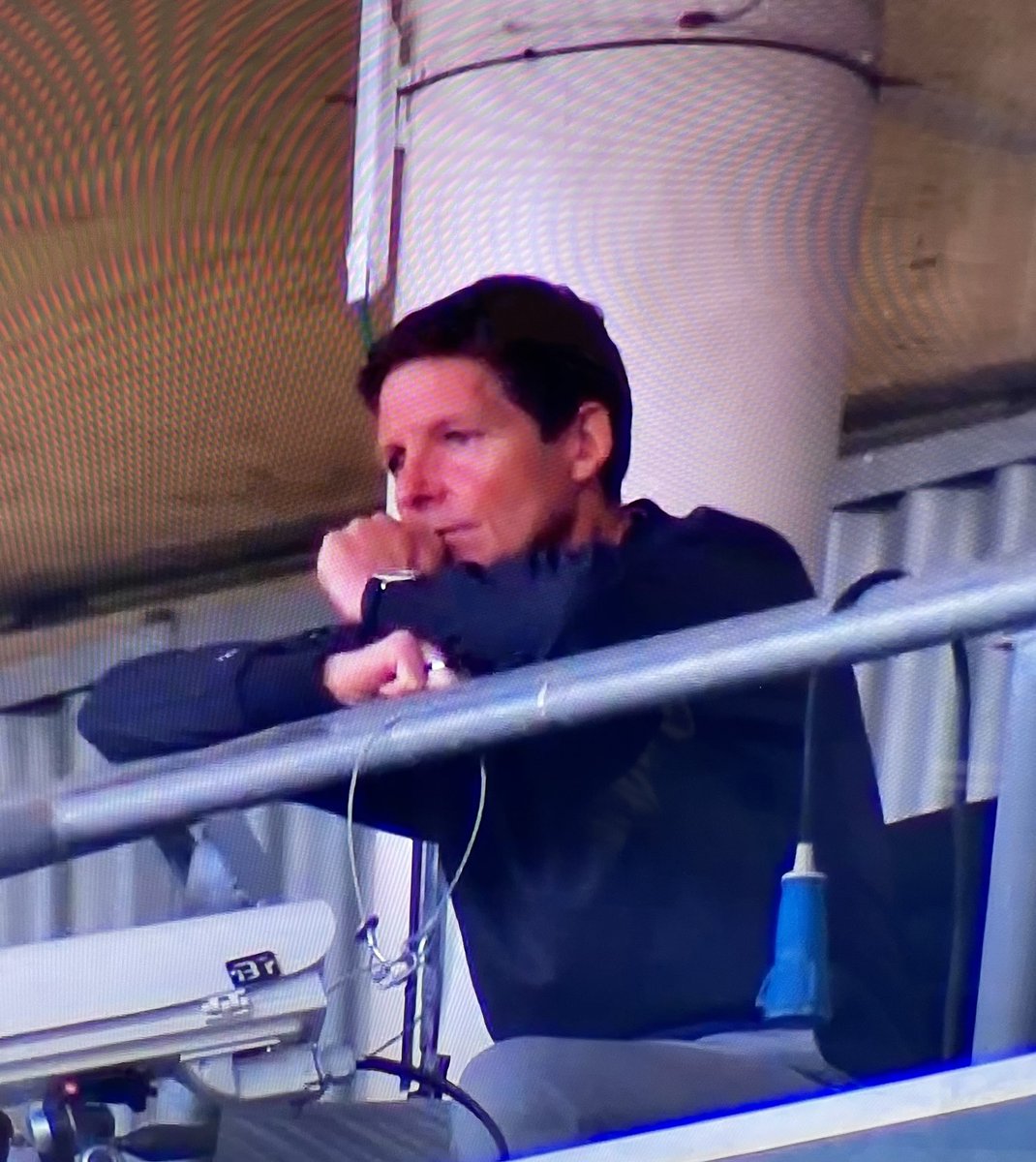 Unser Leben als Diva in 2 Bildern aus 4 Tagen.

Bitte sehr. 

War immer so, wird immer so bleiben. Jeder von uns kennt es … 

Und damit schönes Wochenende. Tut Euch was Gutes - oder denkt an Berlin. 🏆

#SGE
