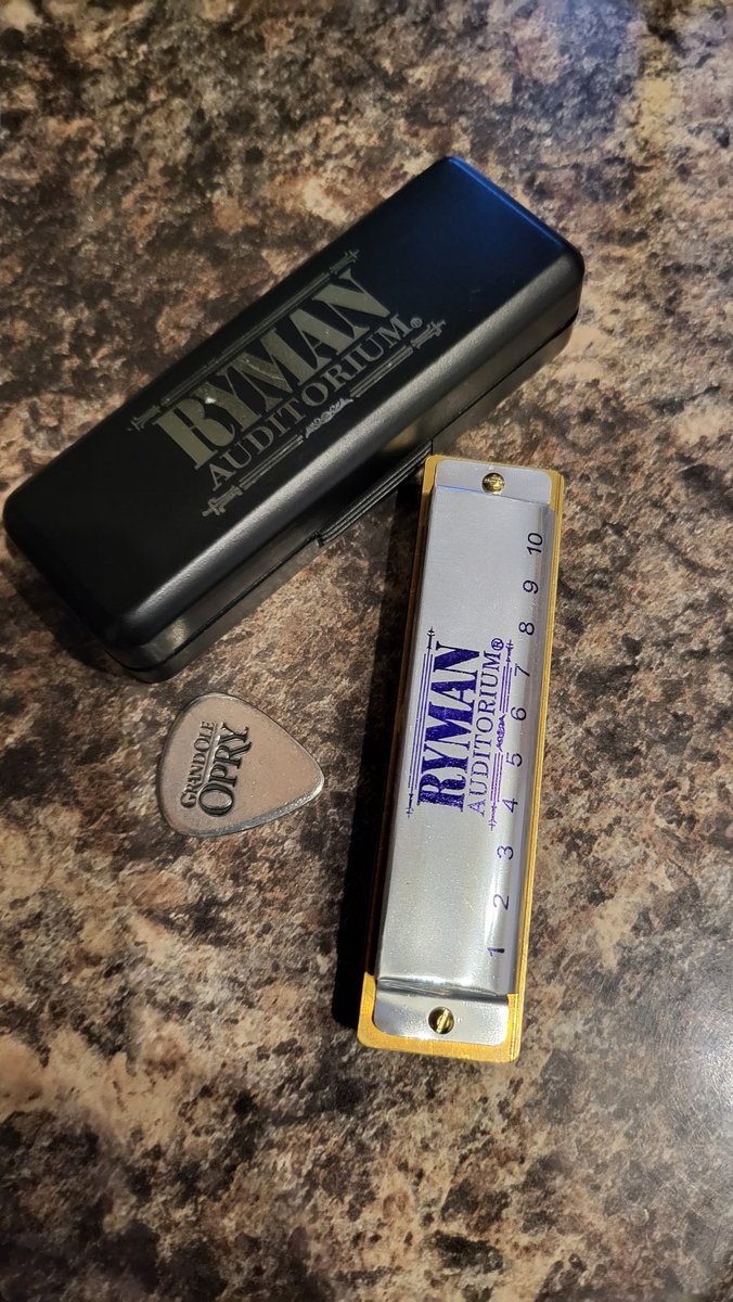 When you get the 'moothie' out to treat the husband to a Saturday night tune and he's not impressed 😒🤣 #countrymusic <a href="/theryman/">Ryman Auditorium</a> #harmonica