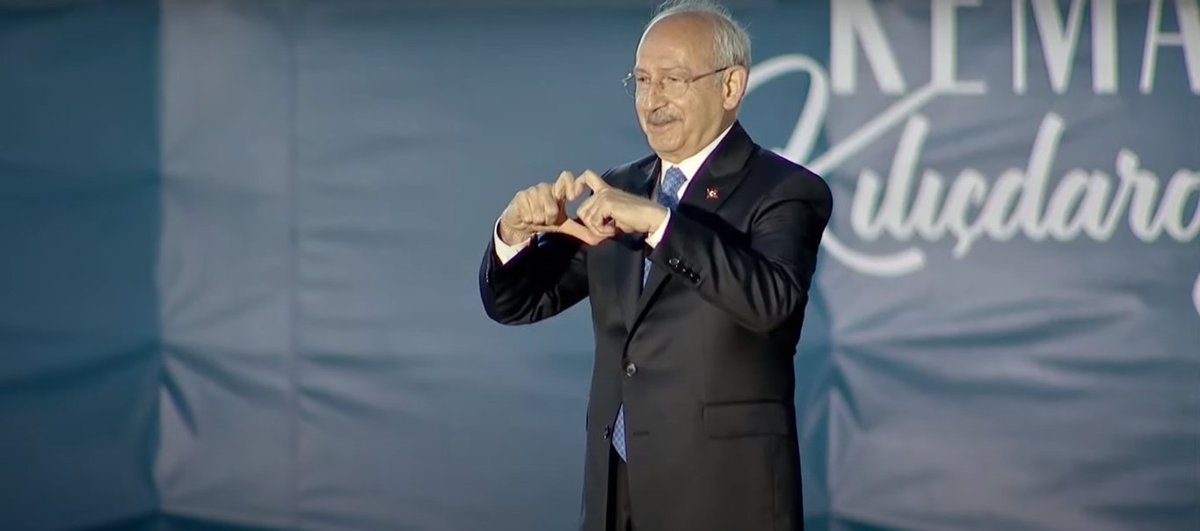 Kılıçdaroğlu, ezan okunduğu sırada mitinge ara verip halka kalp işareti yapıyor 🫶🏻