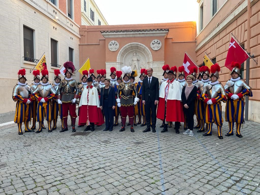 Parl CH (@parlch) on Twitter photo Guardia Svizzera Pontificia: una testimonianza della pluralità🇨🇭 nell’esercito più vecchio del mondo. I presidenti delle Camere federali <a href="/martin_candinas/">Martin Candinas</a> e <a href="/B_Haeberli/">Brigitte Häberli</a> insieme a <a href="/Violapamherd/">Viola Amherd</a> in Vaticano per il solenne #giuramento di 23 nuove #guardiesvizzere. Guardia Svizzera Pontificia: una testimonianza della pluralità🇨🇭 nell’esercito più vecchio del mondo. I presidenti delle Camere federali <a href="/martin_candinas/">Martin Candinas</a> e <a href="/B_Haeberli/">Brigitte Häberli</a> insieme a <a href="/Violapamherd/">Viola Amherd</a> in Vaticano per il solenne #giuramento di 23 nuove #guardiesvizzere.