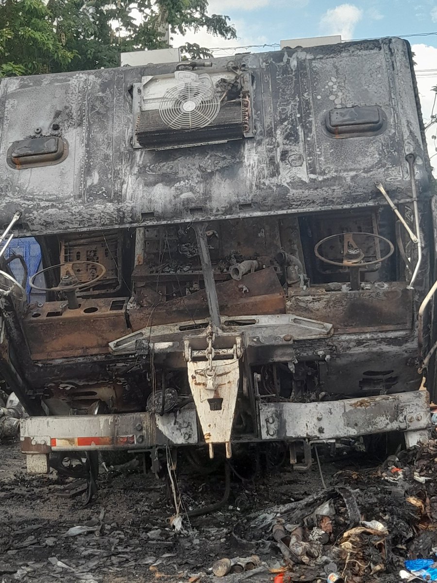 ferbrito29's tweet photo. Solicitamos una profunda investigacion por parte de la @PoliciaRD y castigo ejemplar ante este acto de terrorismo por parte de desaprensivos, con la quema de un bien publico https://t.co/jVnMVIbYW4