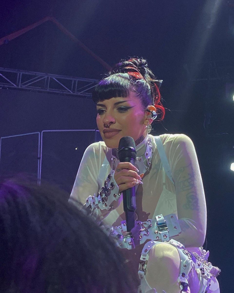 Violet tweet media