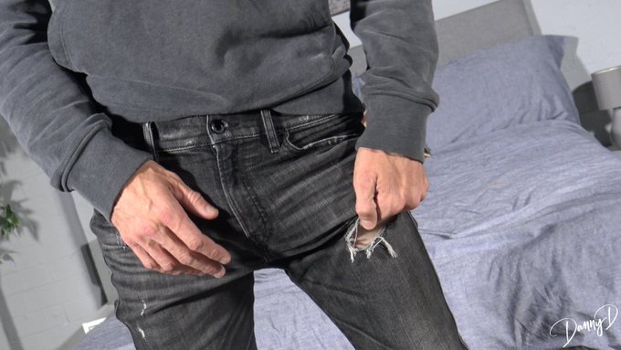 The shitty part of ripped jeans? Trying not to lose your head😅🍆 https://t.co/zorn36cCyZ