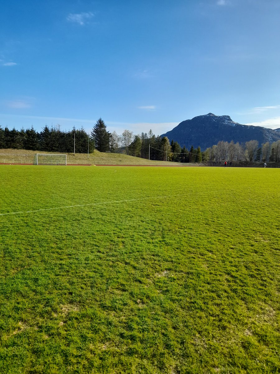 Søndag kl. 15.00 tar vi imot Surnadal IL på Midsund stadion. Fint vær blir det også!