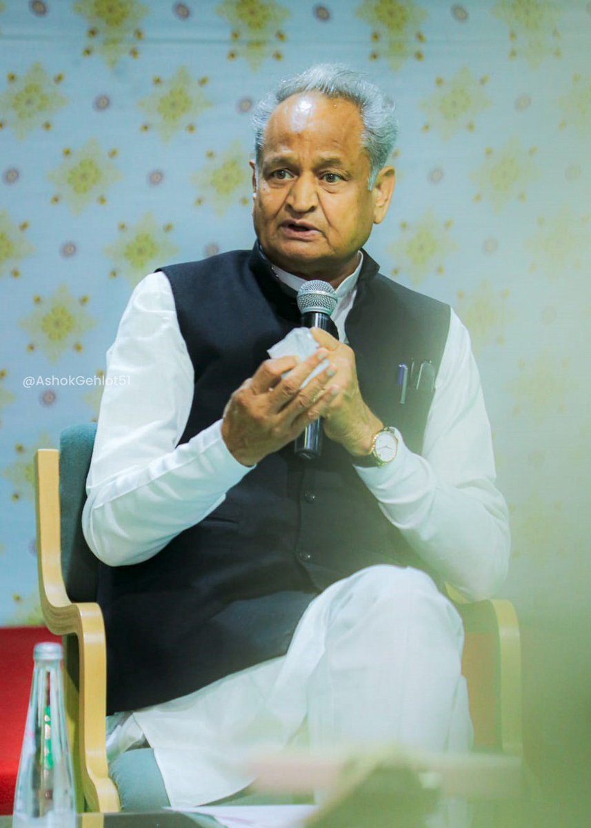 ashokgehlot51's tweet photo. महंगाई राहत कैंपों की कामयाबी लोगों की ख़ुशी से मापी जा सकती है

🔹 करीब 11 जिलों में कैंपों में जाकर लोगों से मिला हूँ, उनका उत्साह देखकर साफ़ समझ आता है, उन्हें महंगाई से सही मायनों में राहत मिल रही है। 

🔹 पहले लोगों को सरकार की जनहितैषी योजनाओं की जानकारी नहीं होती थी, मगर कैंपों में वो केवल एक योजना का लाभ लेने आ रहे हैं और यहाँ उन्हें एक से अधिक योजनाओं का लाभ मिल रहा है। 

🔹 भाजपा की और से कोई नेता टिकट लेने को तैयार नहीं है, उन्हें कांग्रेस की वापसी का अनुमान लग गया है। 

🔹 ये महंगाई राहत कैम्पों की सफलता का ही असर है कि PM चुनाव प्रचार के लिए कर्नाटक से सीधा राजस्थान ही आ रहे हैं।

#महंगाई_राहत_कैंप
#MehangaiRaahatCamp