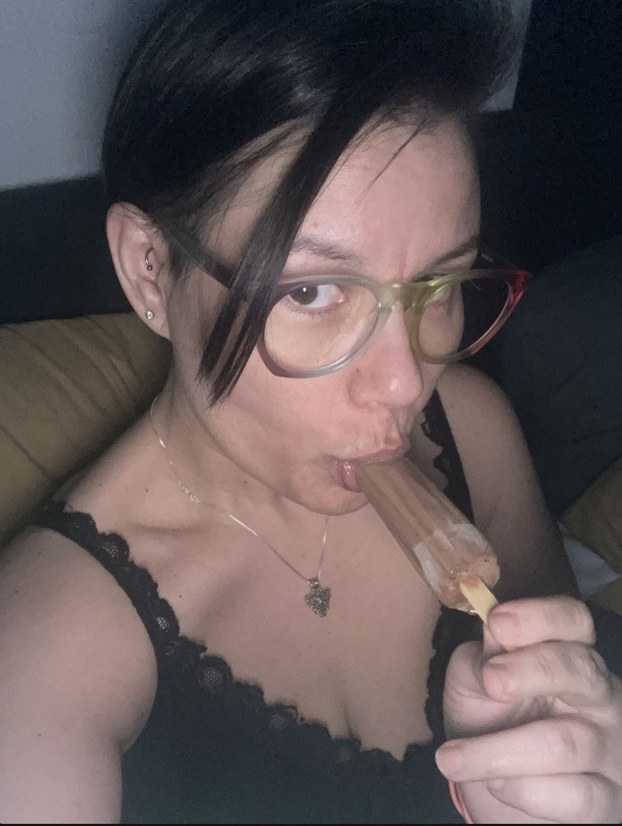 Bratty_Katyana's tweet photo. Lick Lick, Suck Suck... mmmmm every last drop
#chocolatepopsicle #fudgesicle #suckinghard #lickeverylastdrop https://t.co/MOT6cJsNxy