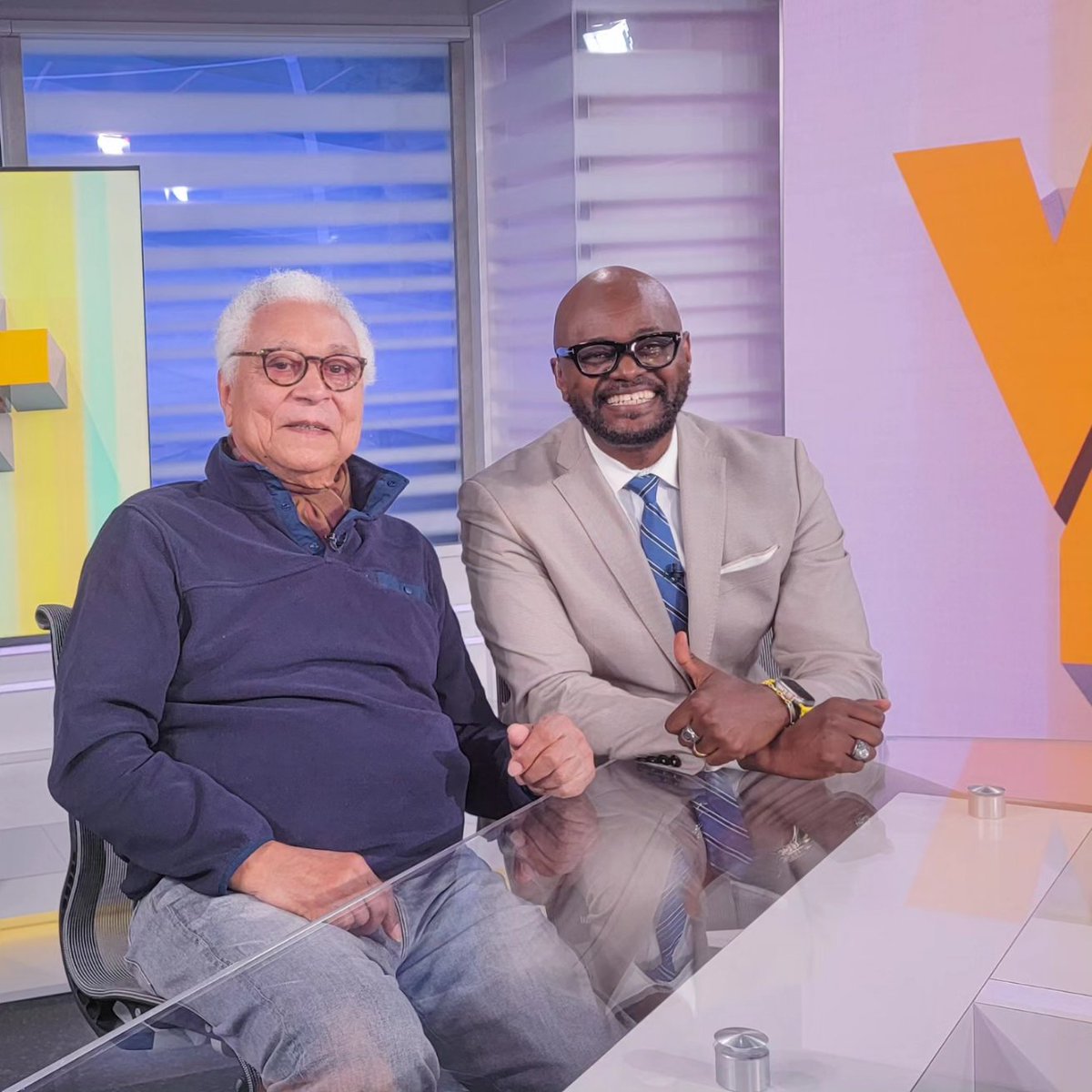 Roger_Muntu's tweet photo. Avant « RM Show » avec Roger Muntu sur la VOA, il y avait « Maxi vroum vroum » avec Georges Collinet. Beaucoup de respect à ceux qui étaient là avant nous! "Prends garde aux leçons de ceux qui t'ont précédé, avant de devenir une leçon pour ceux qui viendront après toi." Dit-on🙏🏽 https://t.co/nmh2NUkBu2