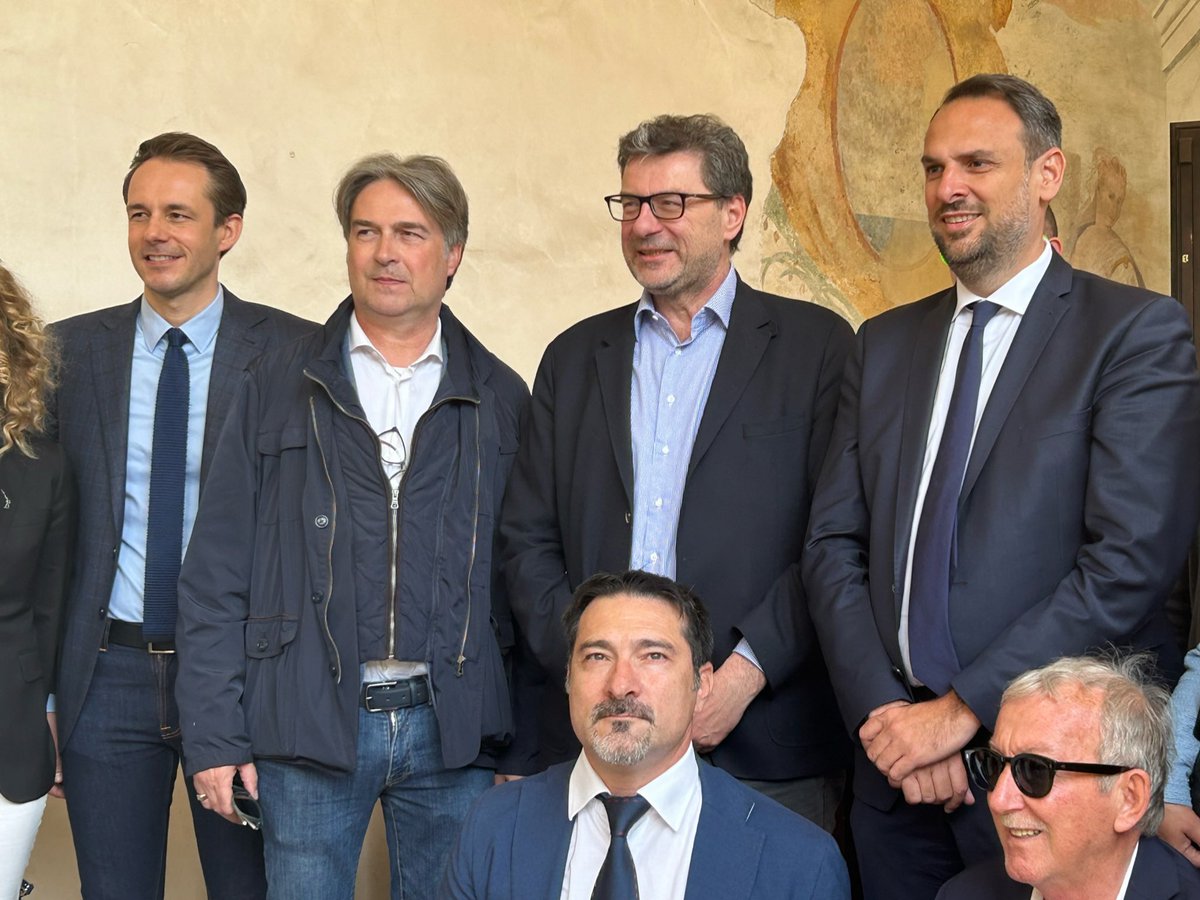 Al_Villanova's tweet photo. 📌Super mattinata a #Treviso per sostenere il nostro grande sindaco #MarioConte insieme al ministro Giancarlo Giorgetti e a tanti amici amministratori della #Lega!
#AvantiTutta!! 💪🏻💪🏻 https://t.co/7p9sagkDhp